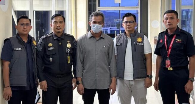 Imigrasi Banda Aceh mendeportasi seorang WNA asal Malaysia berinisial MK pada Rabu (2/7) melalui Bandara Internasional Sultan Iskandar Muda (SIM) Blang Bintang, Aceh Besar. (Foto: Dok. Imigrasi Banda Aceh)