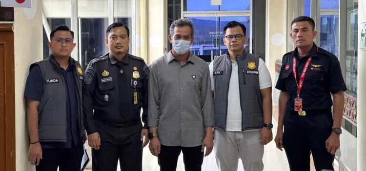 Imigrasi Banda Aceh mendeportasi seorang WNA asal Malaysia berinisial MK pada Rabu (2/7) melalui Bandara Internasional Sultan Iskandar Muda (SIM) Blang Bintang, Aceh Besar. (Foto: Dok. Imigrasi Banda Aceh)