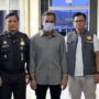 Imigrasi Banda Aceh mendeportasi seorang WNA asal Malaysia berinisial MK pada Rabu (2/7) melalui Bandara Internasional Sultan Iskandar Muda (SIM) Blang Bintang, Aceh Besar. (Foto: Dok. Imigrasi Banda Aceh)
