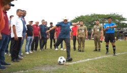 Wakil Gubernur Aceh, Fadhlullah, membuka Turnamen Sepak Bola Piala Wakil Gubernur Aceh 2025 di Lapangan Mutiara, Beureunuen, Pidie, Rabu (2/7). (Foto: Ist)