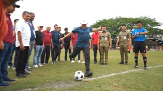 Wakil Gubernur Aceh, Fadhlullah, membuka Turnamen Sepak Bola Piala Wakil Gubernur Aceh 2025 di Lapangan Mutiara, Beureunuen, Pidie, Rabu (2/7). (Foto: Ist)