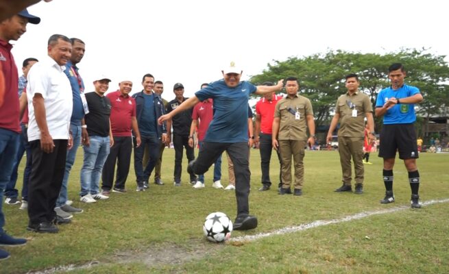 Wakil Gubernur Aceh, Fadhlullah, membuka Turnamen Sepak Bola Piala Wakil Gubernur Aceh 2025 di Lapangan Mutiara, Beureunuen, Pidie, Rabu (2/7). (Foto: Ist)