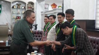 Pangdam IM Mayjen TNI Niko Fahrizal menerima audiensi PW Serikat Mahasiswa Muslimin Indonesia (SEMMI) Aceh di ruang kerjanya, Makodam IM. (Foto: Pendam IM)