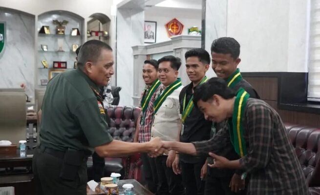 Pangdam IM Mayjen TNI Niko Fahrizal menerima audiensi PW Serikat Mahasiswa Muslimin Indonesia (SEMMI) Aceh di ruang kerjanya, Makodam IM. (Foto: Pendam IM)