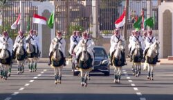 Suasana penuh keakraban menyelimuti Istana Al-Salam, Jeddah, saat Putra Mahkota sekaligus Perdana Menteri Arab Saudi, Pangeran Mohammed bin Salman (MBS), menyambut Presiden Republik Indonesia Prabowo Subianto dengan pelukan hangat, Rabu sore, 2 Juli 2025.