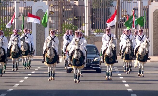 Suasana penuh keakraban menyelimuti Istana Al-Salam, Jeddah, saat Putra Mahkota sekaligus Perdana Menteri Arab Saudi, Pangeran Mohammed bin Salman (MBS), menyambut Presiden Republik Indonesia Prabowo Subianto dengan pelukan hangat, Rabu sore, 2 Juli 2025.