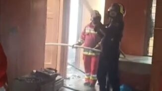 Petugas Damkar memadamkan kebakaran di kompleks Dayah Darul Ulum YPUI Banda Aceh, Jalan Syiah Kuala, Gampong Kramat, Kecamatan Syiah Kuala, Kamis, 3 Juli 2025. (Foto: Dok. DPKP Banda Aceh)