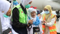 Jamaah haji asal Aceh yang tergabung dalam Kloter 06 kembali mendarat di Bandara Internasional Sultan Iskandar Muda Blang Bintang, Aceh Besar, Kamis pagi, 3 Juli 2025. (Foto: Ist)