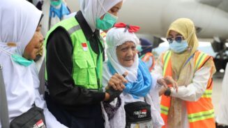 Jamaah haji asal Aceh yang tergabung dalam Kloter 06 kembali mendarat di Bandara Internasional Sultan Iskandar Muda Blang Bintang, Aceh Besar, Kamis pagi, 3 Juli 2025. (Foto: Ist)