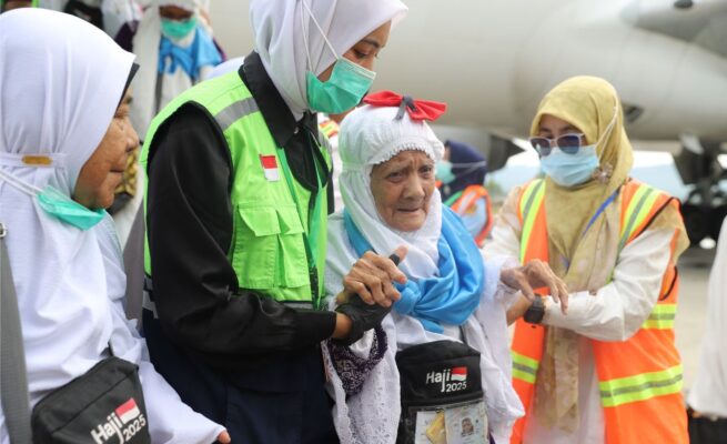Jamaah haji asal Aceh yang tergabung dalam Kloter 06 kembali mendarat di Bandara Internasional Sultan Iskandar Muda Blang Bintang, Aceh Besar, Kamis pagi, 3 Juli 2025. (Foto: Ist)