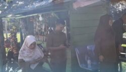 Camat Lueng Bata, Sukmawati melakukan sosialisasi pembongkaran bangunan liar di tanggul krueng Aceh di kawasan Gampong Lamseupeung, Banda Aceh. (Foto: Ist)