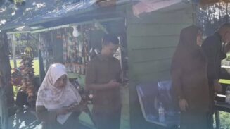 Camat Lueng Bata, Sukmawati melakukan sosialisasi pembongkaran bangunan liar di tanggul krueng Aceh di kawasan Gampong Lamseupeung, Banda Aceh. (Foto: Ist)
