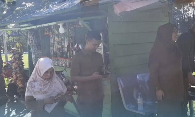 Camat Lueng Bata, Sukmawati melakukan sosialisasi pembongkaran bangunan liar di tanggul krueng Aceh di kawasan Gampong Lamseupeung, Banda Aceh. (Foto: Ist)