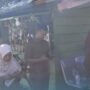 Camat Lueng Bata, Sukmawati melakukan sosialisasi pembongkaran bangunan liar di tanggul krueng Aceh di kawasan Gampong Lamseupeung, Banda Aceh. (Foto: Ist)