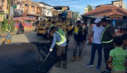 Petugas melakukan pengaspalan jalan di kawasan Ulee Kareng-Pasar Lam Ateuk,Kamis (3/6/2025)