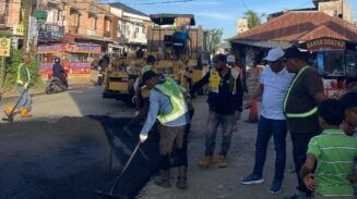 Petugas melakukan pengaspalan jalan di kawasan Ulee Kareng-Pasar Lam Ateuk,Kamis (3/6/2025)