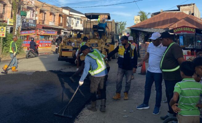 Petugas melakukan pengaspalan jalan di kawasan Ulee Kareng-Pasar Lam Ateuk,Kamis (3/6/2025)