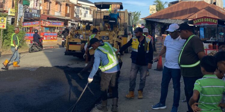Petugas melakukan pengaspalan jalan di kawasan Ulee Kareng-Pasar Lam Ateuk,Kamis (3/6/2025)