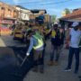 Petugas melakukan pengaspalan jalan di kawasan Ulee Kareng-Pasar Lam Ateuk,Kamis (3/6/2025)
