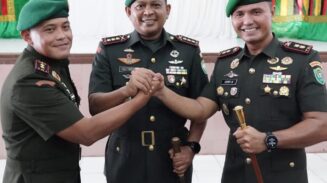 Danrem 011/Lilawangsa Kolonel Inf Ali Imran memimpin sertijab Dandim 0103/Aceh Utara dan Dandim 0111/Bireuen di Gedung KNPI Korem 011/Lilawangsa, Kecamatan Banda Sakti, Lhokseumawe, Kamis (3/7). (Foto: Dok. Penrem 011/Lilawangsa)