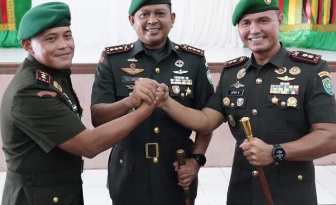 Danrem 011/Lilawangsa Kolonel Inf Ali Imran memimpin sertijab Dandim 0103/Aceh Utara dan Dandim 0111/Bireuen di Gedung KNPI Korem 011/Lilawangsa, Kecamatan Banda Sakti, Lhokseumawe, Kamis (3/7). (Foto: Dok. Penrem 011/Lilawangsa)