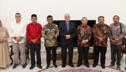 Wali Nanggroe Aceh Malik Mahmud Al Haythar menerima kunjungan Dr Zulkifli Yus MH, Ketua Mahkamah Syariah Aceh yang baru, bersama tiga hakim tinggi di Meuligoe Wali Nanggroe, Kamis, 3 Juli 2025. (Foto: Ist)