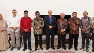 Wali Nanggroe Aceh Malik Mahmud Al Haythar menerima kunjungan Dr Zulkifli Yus MH, Ketua Mahkamah Syariah Aceh yang baru, bersama tiga hakim tinggi di Meuligoe Wali Nanggroe, Kamis, 3 Juli 2025. (Foto: Ist)