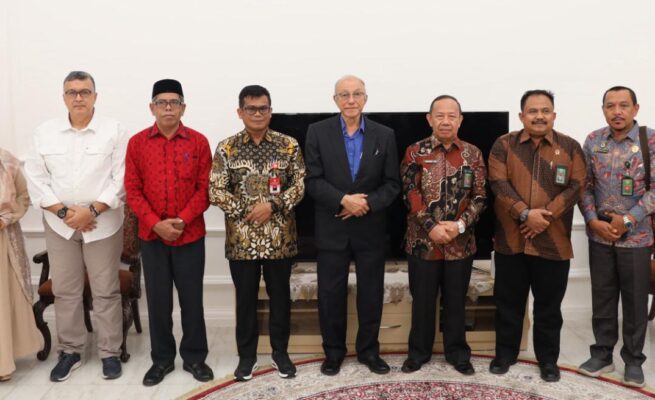 Wali Nanggroe Aceh Malik Mahmud Al Haythar menerima kunjungan Dr Zulkifli Yus MH, Ketua Mahkamah Syariah Aceh yang baru, bersama tiga hakim tinggi di Meuligoe Wali Nanggroe, Kamis, 3 Juli 2025. (Foto: Ist)