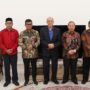 Wali Nanggroe Aceh Malik Mahmud Al Haythar menerima kunjungan Dr Zulkifli Yus MH, Ketua Mahkamah Syariah Aceh yang baru, bersama tiga hakim tinggi di Meuligoe Wali Nanggroe, Kamis, 3 Juli 2025. (Foto: Ist)