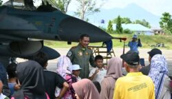Ribuan masyarakat memadati area Shelter Galaxy Lanud SIM dalam acara Open Base yang digelar TNI AU untuk melihat Pesawat Tempur F-16 dari dekat, Kamis (3/7). (Foto: Dok. Lanud SIM)