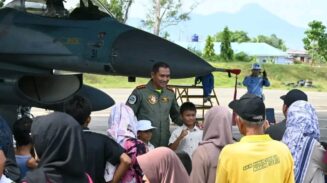 Ribuan masyarakat memadati area Shelter Galaxy Lanud SIM dalam acara Open Base yang digelar TNI AU untuk melihat Pesawat Tempur F-16 dari dekat, Kamis (3/7). (Foto: Dok. Lanud SIM)