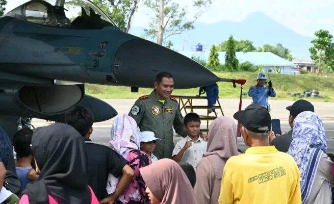 Ribuan masyarakat memadati area Shelter Galaxy Lanud SIM dalam acara Open Base yang digelar TNI AU untuk melihat Pesawat Tempur F-16 dari dekat, Kamis (3/7). (Foto: Dok. Lanud SIM)