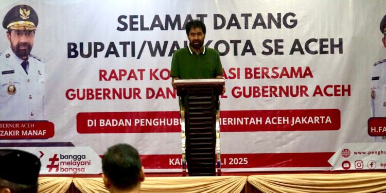 Gubernur Aceh, H. Muzakir Manaf, melakukan pertemuan bersama Anggota DPR RI dan DPD RI asal Aceh serta bupati dan wali kota se-Aceh di Kantor Badan Penghubung Pemerintah Aceh, Jakarta, Kamis 3/7, malam.
