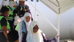 Jemaah Haji Aceh yang tergabung dalam kloter 07 tiba di Bandara Sultan Iskandar Muda, Blang Bintang, Aceh Besar, Jum'at (4/7). (Foto: ist)