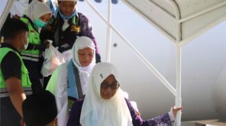 Jemaah Haji Aceh yang tergabung dalam kloter 07 tiba di Bandara Sultan Iskandar Muda, Blang Bintang, Aceh Besar, Jum'at (4/7). (Foto: ist)