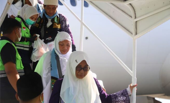 Jemaah Haji Aceh yang tergabung dalam kloter 07 tiba di Bandara Sultan Iskandar Muda, Blang Bintang, Aceh Besar, Jum'at (4/7). (Foto: ist)