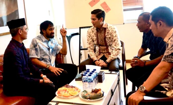 Gubernur Aceh Muzakir Manaf didampingi Plt Sekda Aceh M Nasir dan Ketua DPRA Aceh Zulfadli, bertemu dengan Ketua Fraksi Gerindra DPR RI, Budisatrio Djiwandono dan Anggota DPR RI asal Aceh TA Khalid, di ruang Fraksi Partai Gerindra, Lantai 17, Gedung Nusantara 1, DPR RI, Jakarta, Jum'at, 4 Juli 2025. Foto: (Ist)
