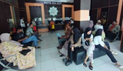 Masyarakat menyerahkan berkas permohonan bantuan di Kantor Baitul Mal Aceh (BMA), Jum'at (4/7). Hingga semester I tahun 2025, BMA menyalurkan dana zakat Rp19,647 miliar kepada 11.824 mustahik se-Aceh