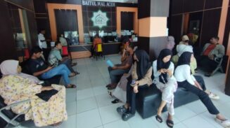 Masyarakat menyerahkan berkas permohonan bantuan di Kantor Baitul Mal Aceh (BMA), Jum'at (4/7). Hingga semester I tahun 2025, BMA menyalurkan dana zakat Rp19,647 miliar kepada 11.824 mustahik se-Aceh