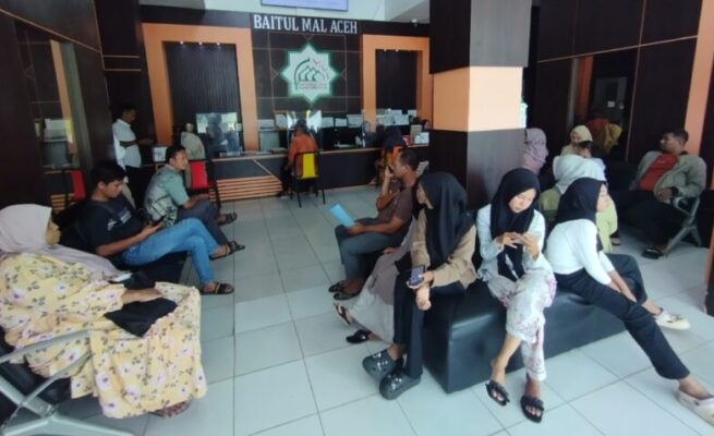 Masyarakat menyerahkan berkas permohonan bantuan di Kantor Baitul Mal Aceh (BMA), Jum'at (4/7). Hingga semester I tahun 2025, BMA menyalurkan dana zakat Rp19,647 miliar kepada 11.824 mustahik se-Aceh