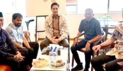 Ketua DPRA Zulfadhli tampak mendampingi Gubernur Aceh Muzakir Manaf atau Mualem pada pertemuan dengan Fraksi Gerindra DPR RI di Jakarta, Jum'at (4/7/2025). (Foto: Ist)