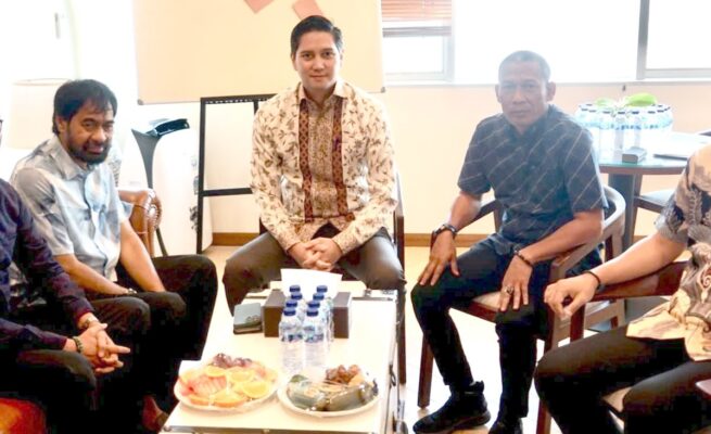 Ketua DPRA Zulfadhli tampak mendampingi Gubernur Aceh Muzakir Manaf atau Mualem pada pertemuan dengan Fraksi Gerindra DPR RI di Jakarta, Jum'at (4/7/2025). (Foto: Ist)