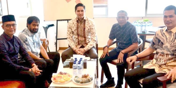 Ketua DPRA Zulfadhli tampak mendampingi Gubernur Aceh Muzakir Manaf atau Mualem pada pertemuan dengan Fraksi Gerindra DPR RI di Jakarta, Jum'at (4/7/2025). (Foto: Ist)