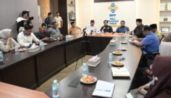 Banggar DPRK Banda Aceh meninjau DPMPTSP atau Mal Pelayanan Publik (MPP) Banda Aceh yang berlokasi di lantai III Pasar Aceh, Kamis (3/7). (Foto: Ist)