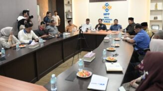 Banggar DPRK Banda Aceh meninjau DPMPTSP atau Mal Pelayanan Publik (MPP) Banda Aceh yang berlokasi di lantai III Pasar Aceh, Kamis (3/7). (Foto: Ist)