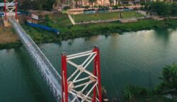 Jembatan gantung yang menghubungkan Gampong Lambhuk Kecamatan Ulee Kareng dan Gampong Lamseupeung Kecamatan Lueng Bata, Banda Aceh dengan latar belakang Masjid Haji Keuchik Leumiek. (Foto: Ist)