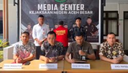 Kejari Aceh Besar mengeksekusi Muslim (54), mantan pejabat Pemkab Aceh Besar, yang terbukti korupsi pengelolaan retribusi pasar. Eksekusi dilakukan Jum'at, 4 Juli 2025 di Lapas Kelas IIA Banda Aceh, kawasan Lambaro. (Foto: Dok. Kejari Aceh Besar)