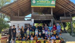 Komunitas sosial 'Ayo Kita Berbagi' menyalurkan bantuan alat tulis di Dayah Al Khairiyah Al-Aziziyah (Dayah Aza), Gampong Lam Leupung, Kecamatan Kuta Cot Glie. (Foto: Ist)
