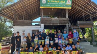 Komunitas sosial 'Ayo Kita Berbagi' menyalurkan bantuan alat tulis di Dayah Al Khairiyah Al-Aziziyah (Dayah Aza), Gampong Lam Leupung, Kecamatan Kuta Cot Glie. (Foto: Ist)