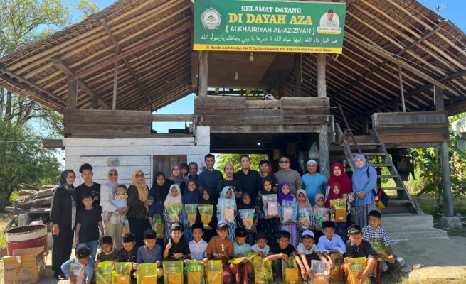 Komunitas sosial 'Ayo Kita Berbagi' menyalurkan bantuan alat tulis di Dayah Al Khairiyah Al-Aziziyah (Dayah Aza), Gampong Lam Leupung, Kecamatan Kuta Cot Glie. (Foto: Ist)
